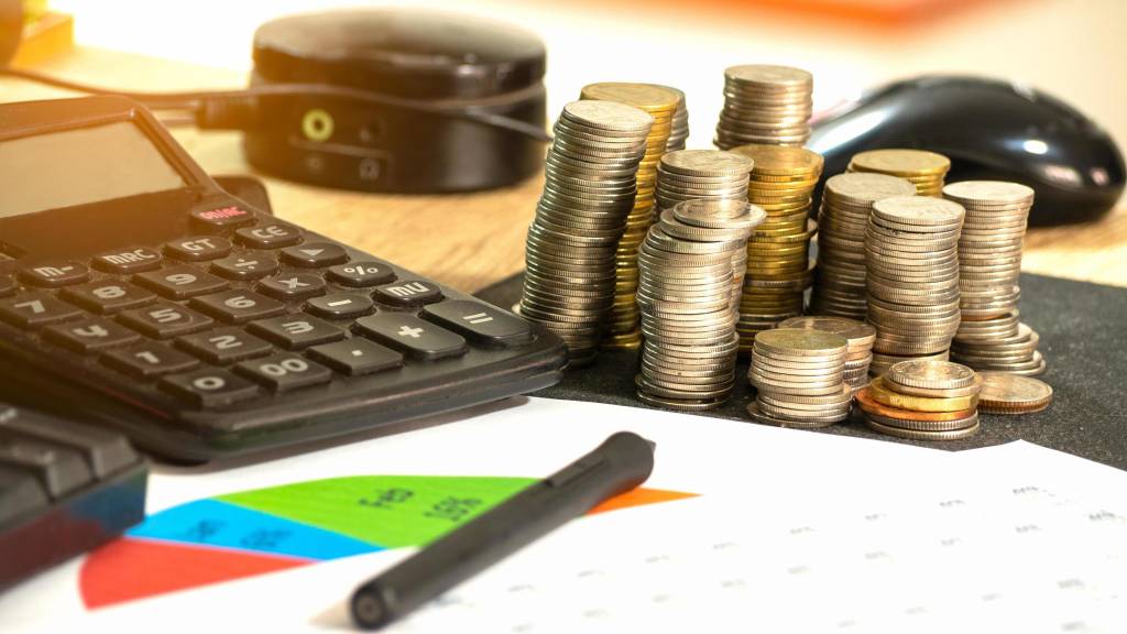 Taxas de juros recuam em linha com dólar e após nova intervenção do Tesouro em leilões