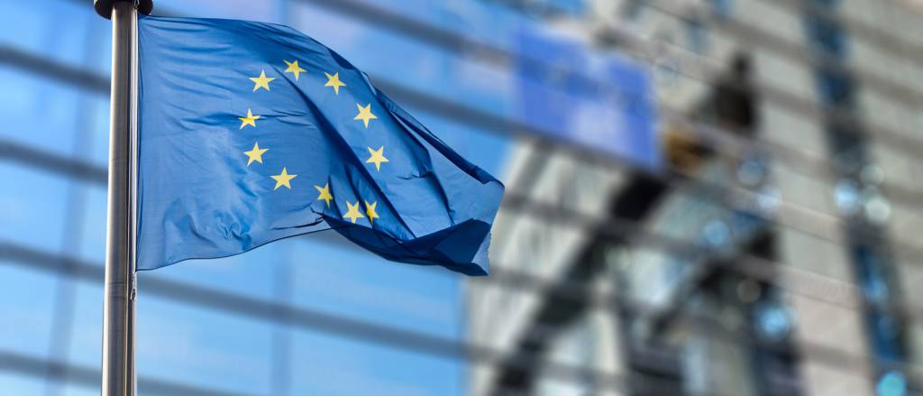 Bolsas da Europa sobem com balanços e diálogo sobre reabertura de Ormuz no radar