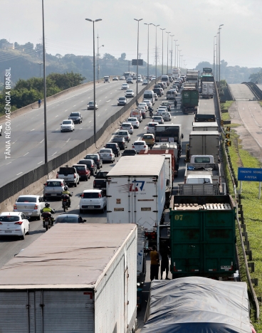 Caminhoneiros: CNTTL afirma agora que vai esperar reunião para se manifestar sobre greve