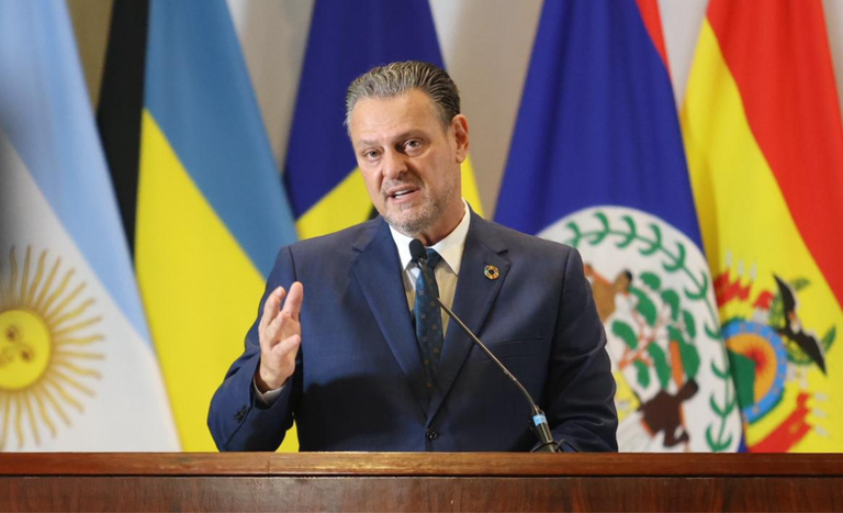 Ministro Carlos Fávaro assina termo para construção de corredor rodoviário entre Brasil e Bolívia