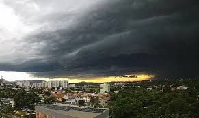 Calor e umidade mantêm pancadas de chuva em várias regiões neste domingo