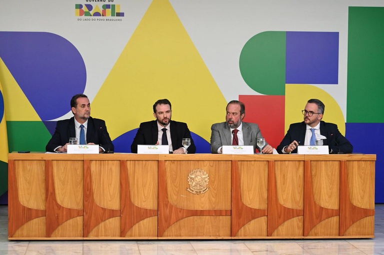 Governo do Brasil amplia ações para conter alta nos preços de combustíveis