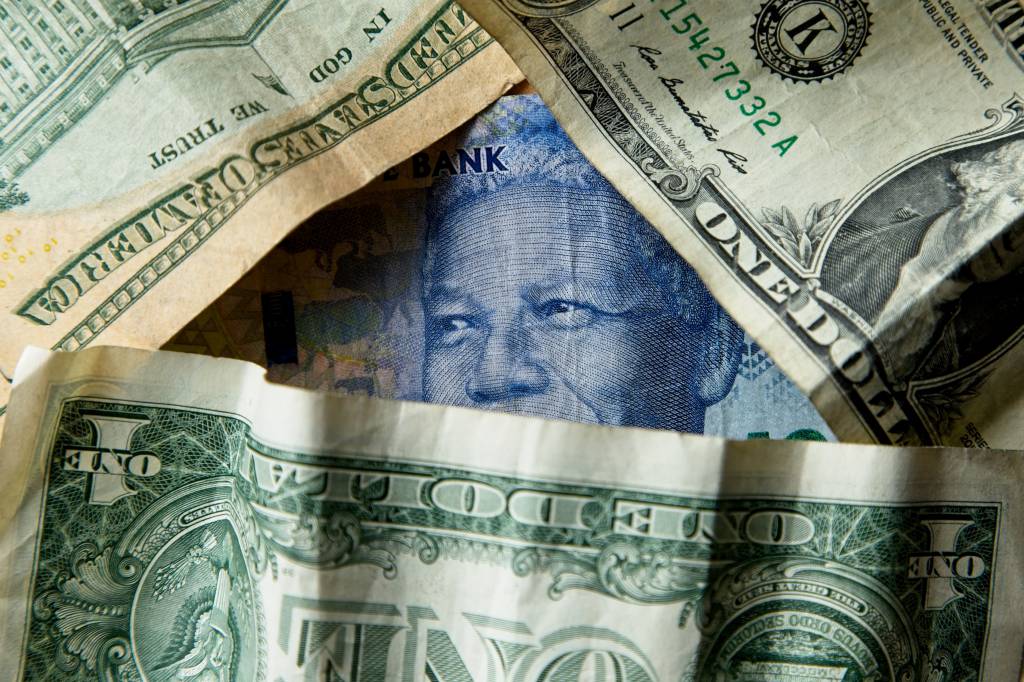 Dólar tem alívio com apetite a risco externo em meio à ata, Haddad e produção industrial