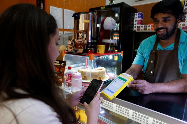 Rendimento no Brasil atinge recorde de R$ 3.652 e taxa de desocupação repete o menor índice desde 2012