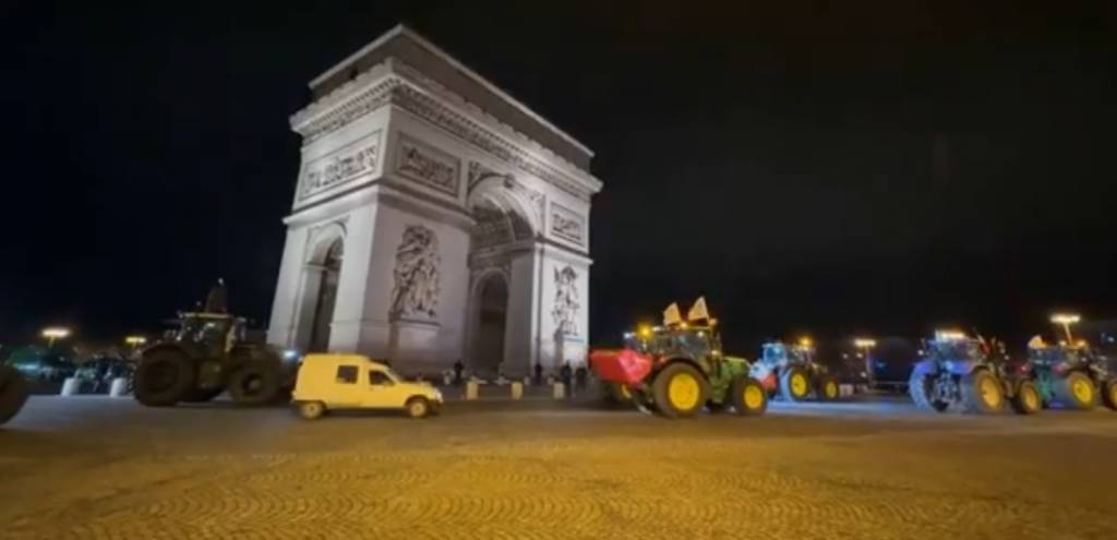 Fazendeiros franceses protestam com 350 tratores contra acordo entre UE e Mercosul