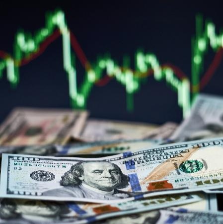 Dólar cai com foco no Copom e em meio a ambiente externo favorável