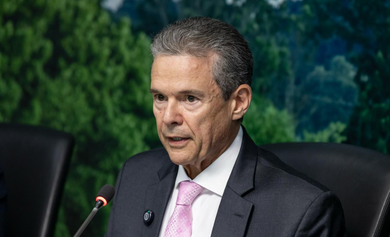 Ministro André de Paula destaca segurança do consumo e detalha medidas contra doença de Newcastle em SC