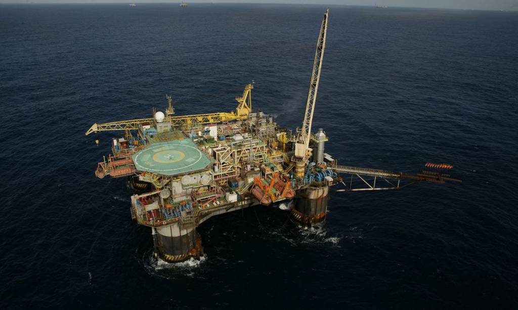 Estoques de petróleo nos EUA caem 2,295 milhões de barris, revela DoE