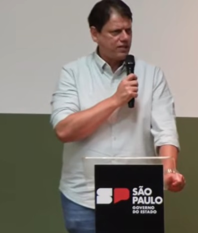 Tarcísio saúda Flávio Bolsonaro na Agrishow: 'nosso próximo presidente', diz