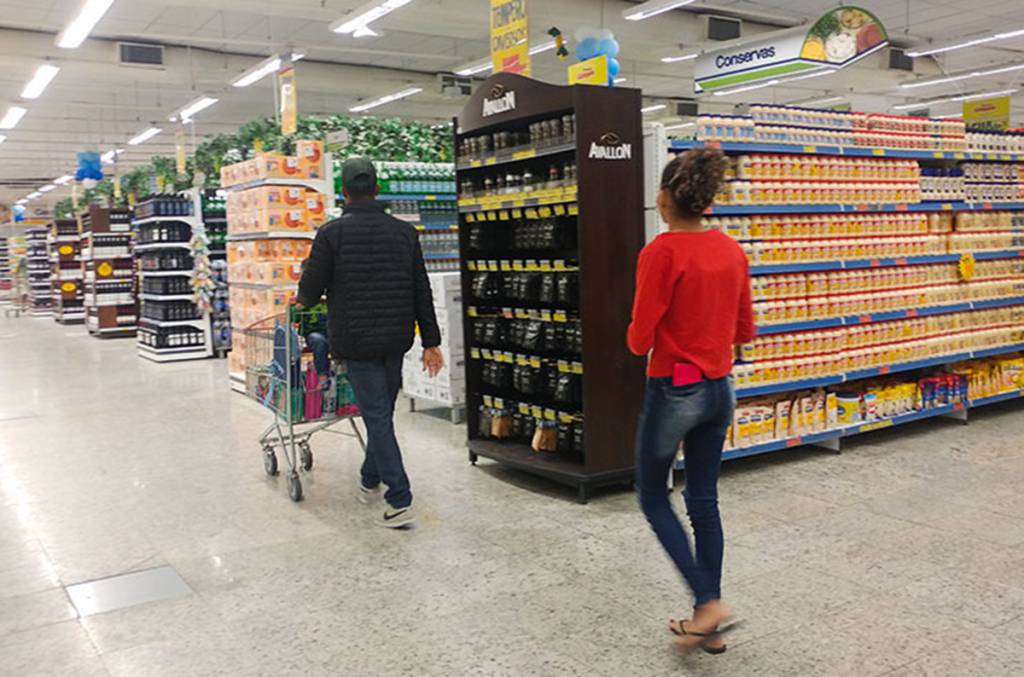Em julho, vendas no varejo caem 0,8%