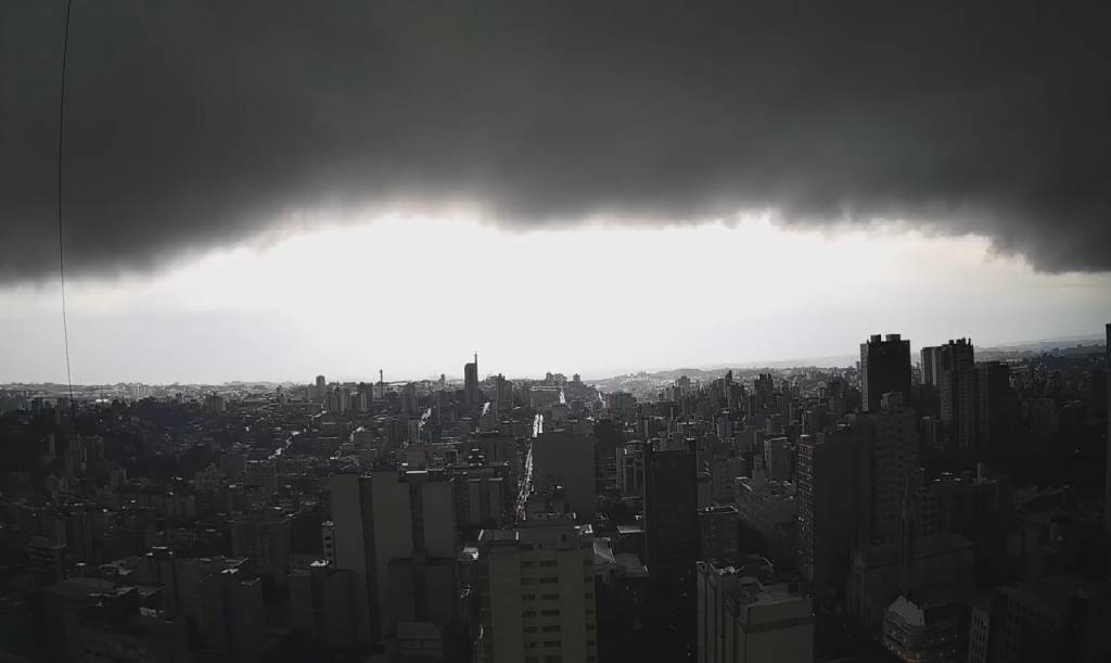 Dia vira noite em Caixas do Sul
