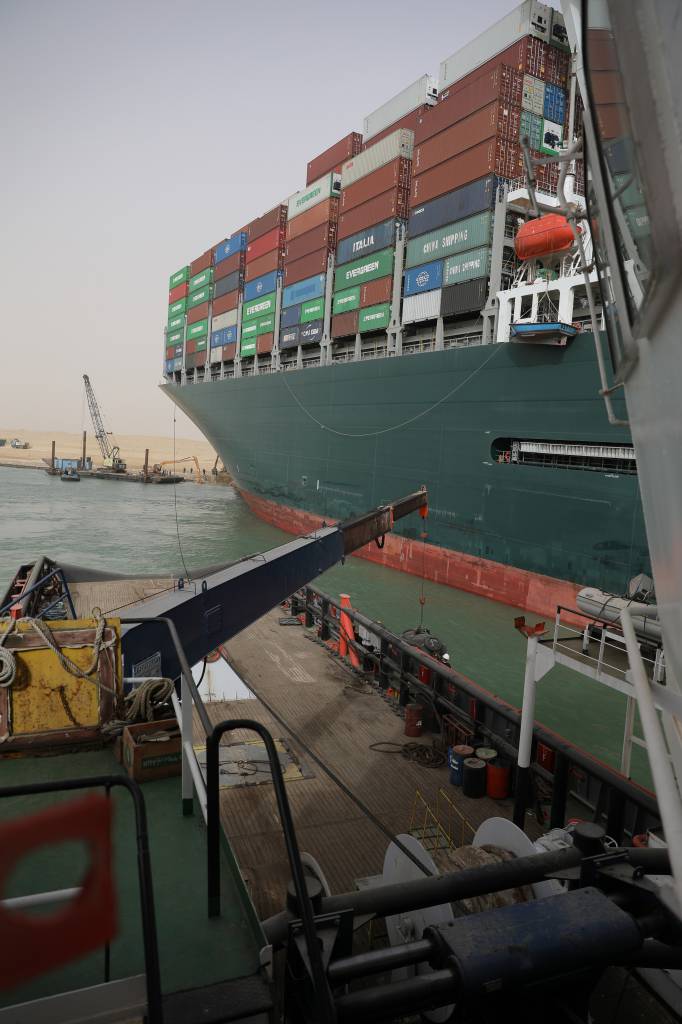 Cargueiro que atrapalhou comércio começa ser removido do Porto de Suez 