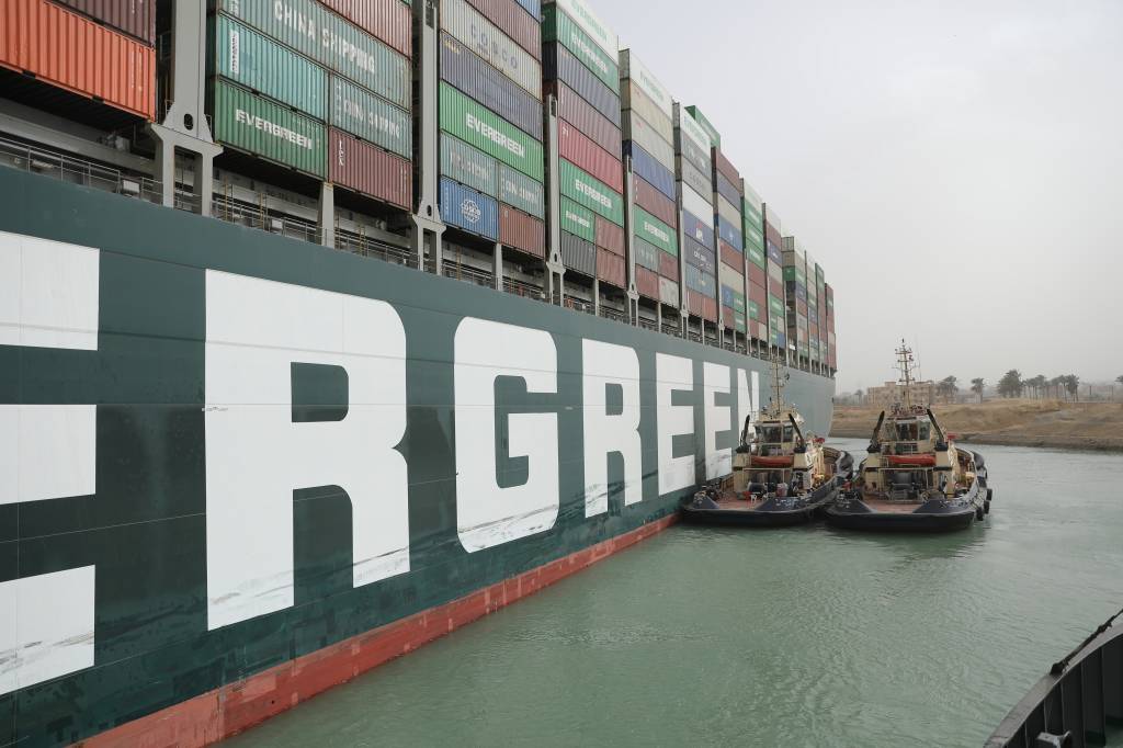 Navio encalhado no Canal de Suez volta a flutuar 