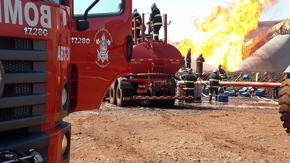 Tanque de etanol de 5 milhões de litros pega fogo em MS