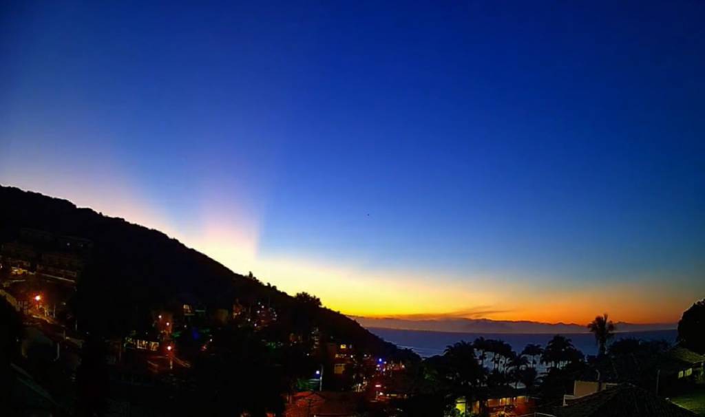 Clima ao Vivo registra pôr do sol multicolorido em Búzios 