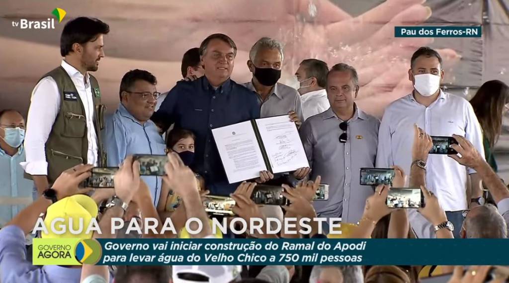 Bolsonaro assina ordem para construção do Ramal do Apodi