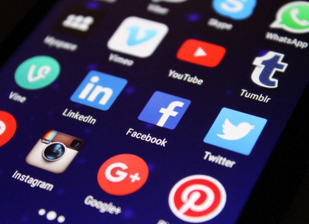 Golpe do sorteio usa perfis falsos de marcas do agro nas redes sociais; saiba como se proteger