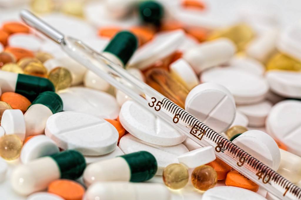 Anvisa alerta para riscos da automedicação
