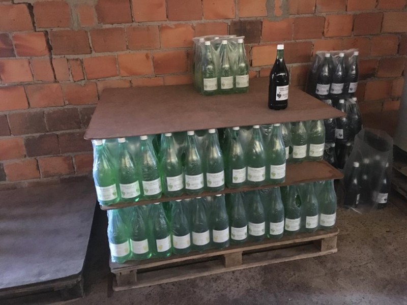 Fiscalização apreende vinhos e rótulos para embalar 100 mil litros de vinho sem procedência