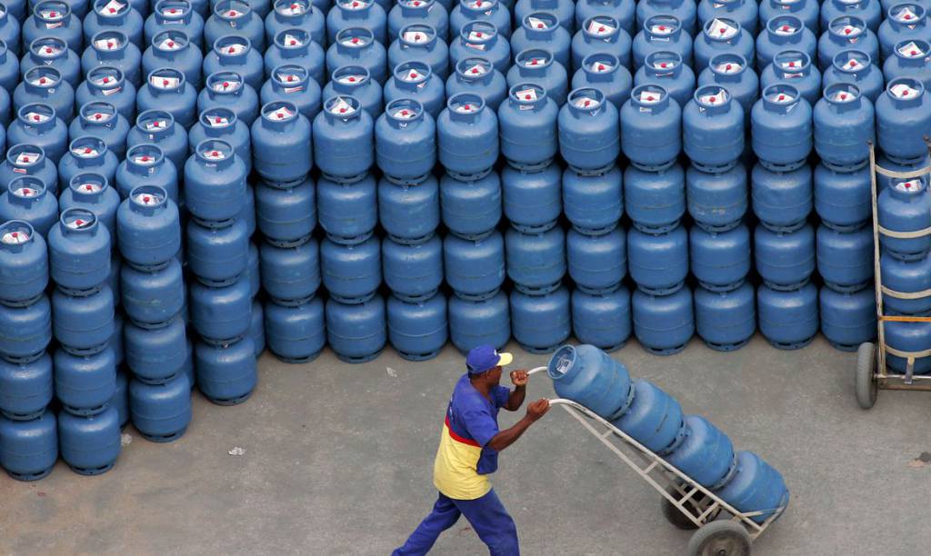Bolsonaro zera impostos sociais sobre diesel e gás de cozinha