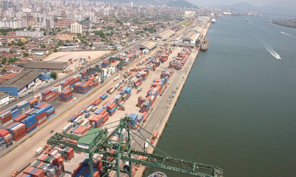 Ministro da Infraestrutura assina contratos de terminais de celulose do Porto de Santos