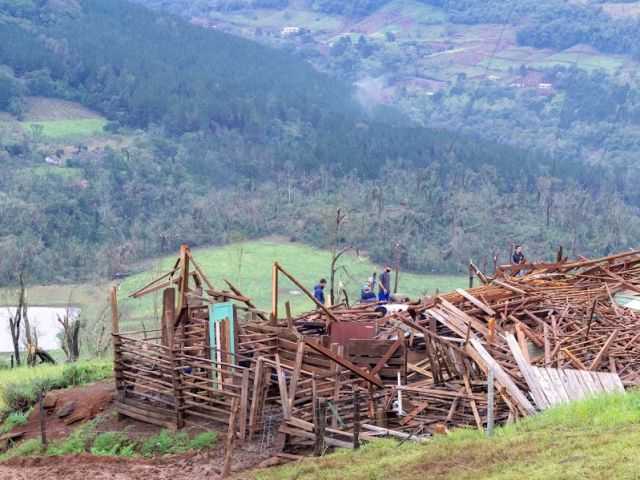 Tornado em SC gera prejuízo superior a R$ 50 milhões na área rural